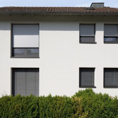 Fenster eines Hauses mit Rollladen