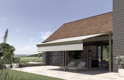 Pergola-Markise auf einer Terrasse vor einer großen Fensterwand.