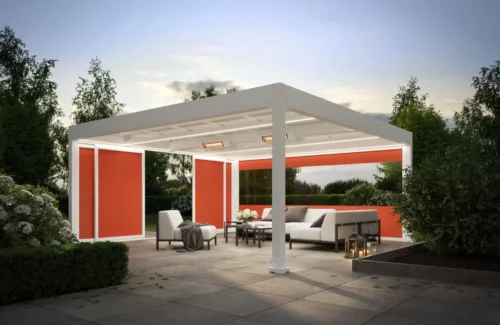 Große freistehende Markise über einer Sitzgruppe auf einer Terasse