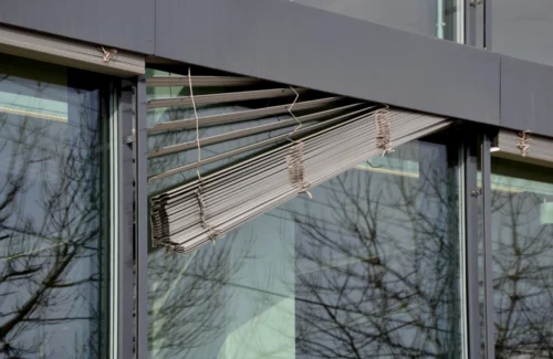 Außenjalousie die halb aus dem Kasten hängt