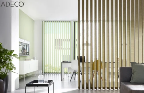 KADECO Lamellenvorhänge dienen als Sonnenschutz am Fenster und als dekorativer Raumtrenner