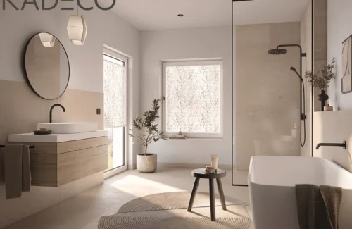 Ein Plissee von KADECO mit filigranem Blattmuster dient als optisches Highlight