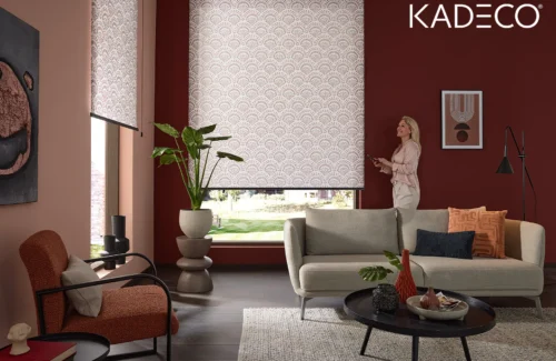 Die Fenster im Wohnzimmer werden mit den gemusterten Rollos verschönert