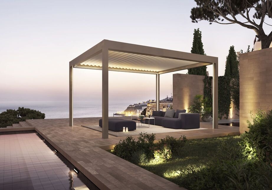 Lamellendach auf der Terrasse an einem See