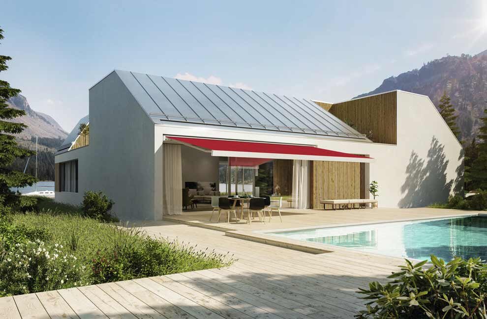 Markise an modernem Haus mit Pool