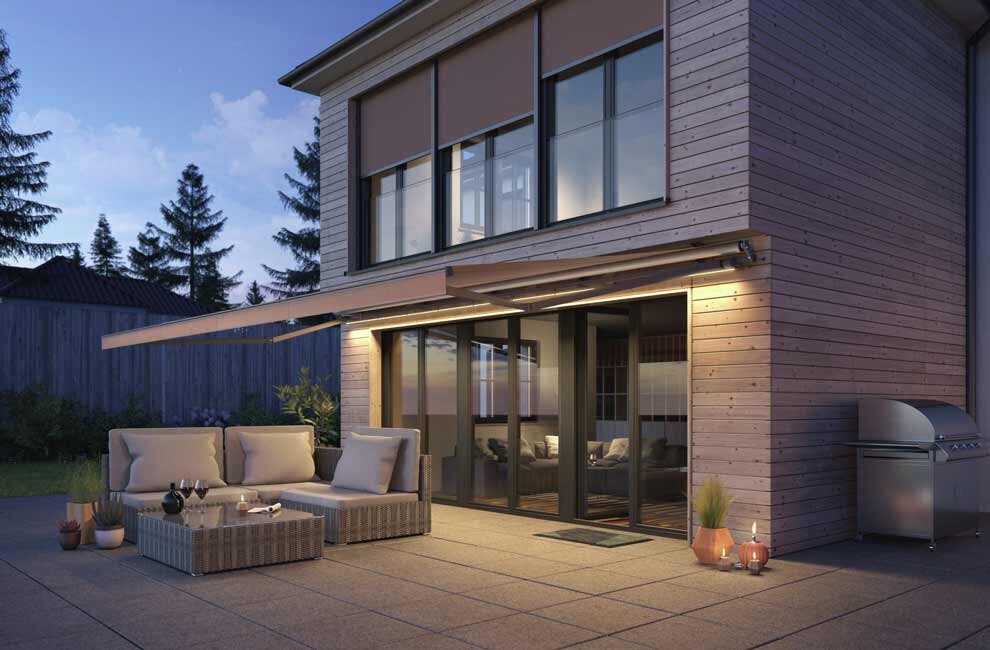 Markise an modernem Haus mit Garten und Möbel