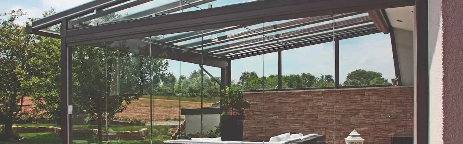 Terrassenüberdachung mit Blick in den Garten