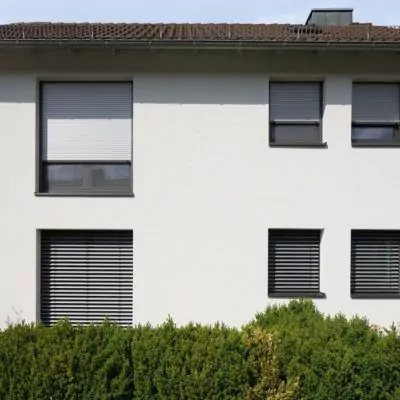 19013v1 Fenster eines Hauses mit Rollladen