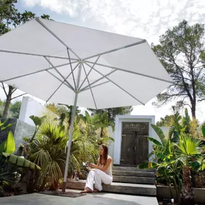 Klassischer-Sonnenschirm-Primus-weiss-rund-von-Caravita-01 Achteckiger Sonnenschirm in weiß von Caravita