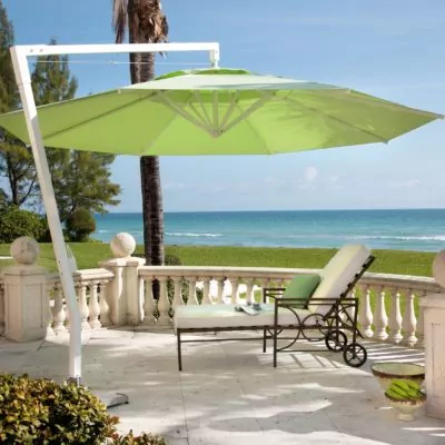 Sonnenschirm-Seitenmastschirm-Ampelschirm-Amalfi-in-gruen-rund-von-Caravita-01-1 Grüner Sonnenschirm mit weißem Ständer von der Marke Caravita